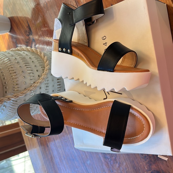 New Cato sandals. Size 9 wide - Picture 2 of 3